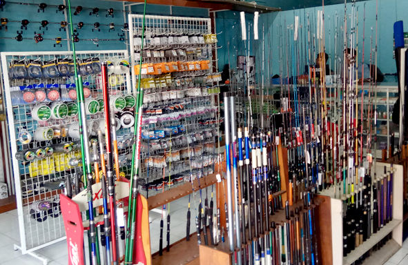 Etalase Toko Fishing Center Purworejo dengan Perlengkapan Premium
